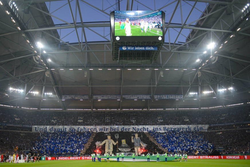 GER, DFB Pokal, Halbfinale, FC Schalke 04 vs. Eintracht Frankfurt / 18.04.2018, Veltins Arena, Gelsenkirchen, GER, DFB Pokal, Halbfinale, FC Schalke 04 vs. Eintracht Frankfurt im Bild Choreo / Choregr ...