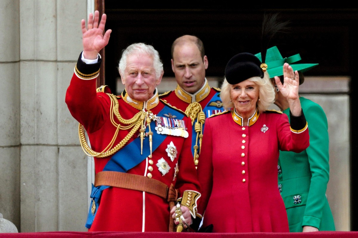 ARCHIV - 17.06.2023, Großbritannien, London: König Charles III. und Königin Camilla von Großbritannien grüßen die Menge vom Balkon des Buckingham Palace nach der &quot;Trooping The Colour&quot;-Parade ...