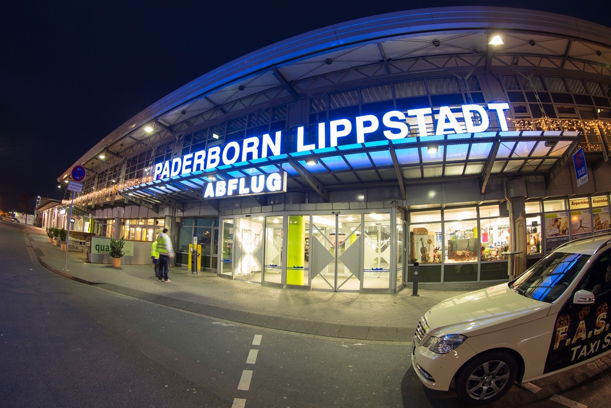ARCHIV - 02.12.2014, Nordrhein-Westfalen, Büren: Blick auf den Eingang zur Abflughalle auf dem Flughafen Paderborn-Lippstadt in Büren (Nordrhein-Westfalen). Wegen einer Bombendrohung ist ein Passagier ...