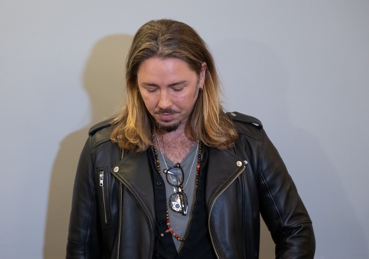 07.11.2023, Sachsen, Leipzig: Der deutsche Rockmusiker Gil Ofarim steht im Saal im Landgericht in Leipzig. Hier beginnt der Prozess gegen Ofarim wegen falscher Verdächtigung und Verleumdung. Der Musik ...