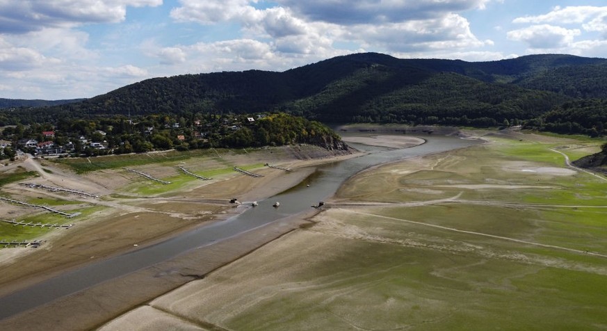HESSEN, GERMANY - SEPTEMBER 01: An aerial view of the Edersee Dam located in Waldeck as intense drought continues to affect the country, Hessen of Germany on September 01, 2022. The &quot;Drought in E ...