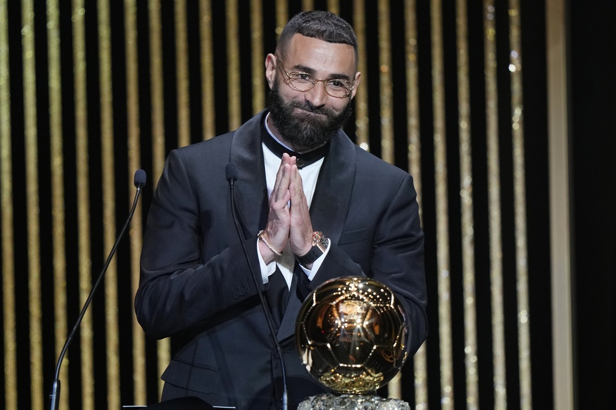 Real Madrid&#039;s Karim Benzema celebrates after winning the 2022 Ballon d&#039;Or trophy during the 66th Ballon d&#039;Or ceremony at Theatre du Chatelet in Paris, France, Monday, Oct. 17, 2022. (AP ...