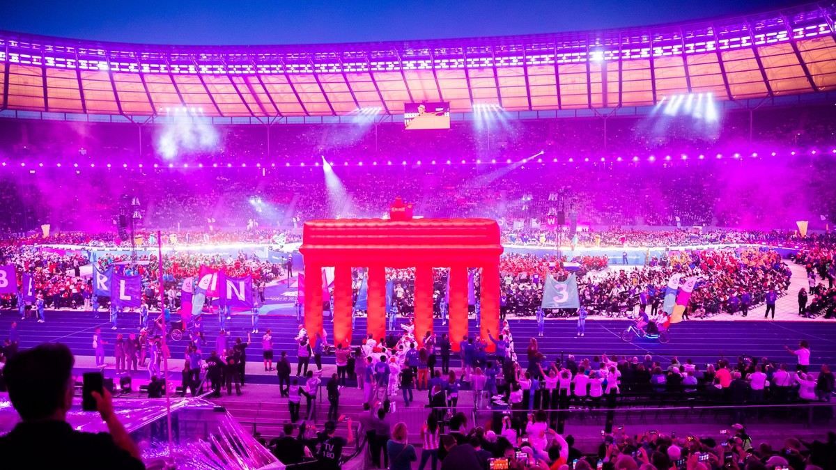 17.06.2023, Berlin: Athleten und Delegationsmitglieder nehmen an der Eröffnungsfeier der Special Olympics World Games Berlin 2023 im Olympiastadion teil. Foto: Christoph Soeder/dpa +++ dpa-Bildfunk ++ ...