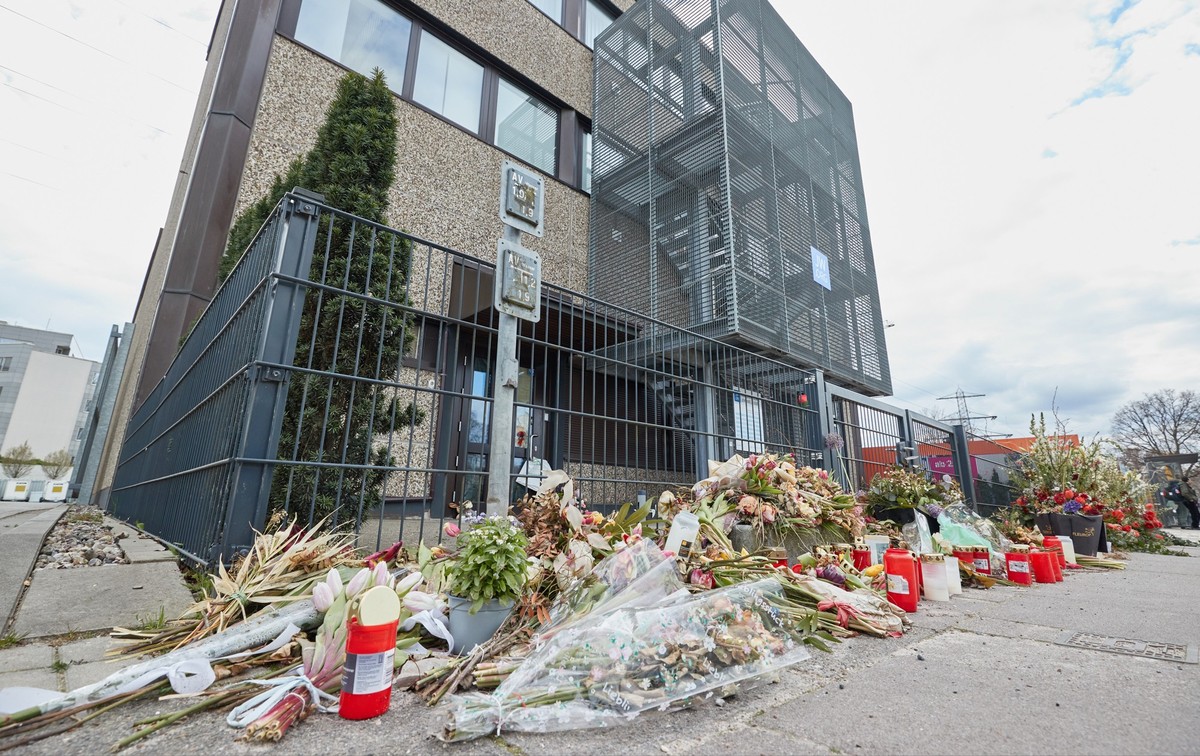 PRODUKTION - 05.04.2023, Hamburg: Blumen liegen vor dem Gemeindehaus der Zeugen Jehovas in der Deelböge. Die Amoktat bei einer Gemeindeversammlung der Zeugen Jehovas Anfang März in Alsterdorf beschäft ...