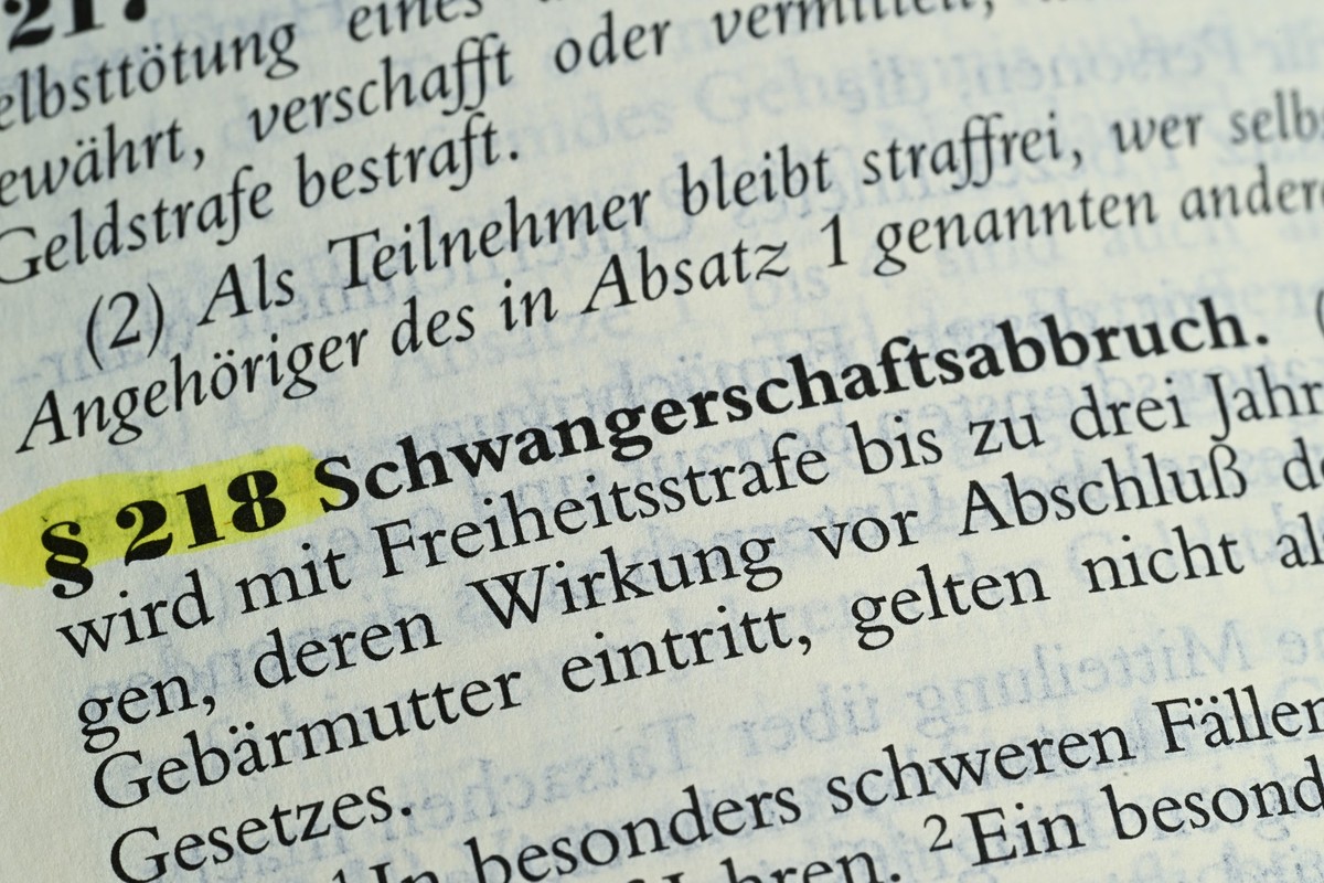 ARCHIV - 06.05.2023, Baden-W�rttemberg, Stuttgart: Der Paragraph 218 zum Schwangerschaftsabbruch steht in einem Habersack Gesetzestext. (zu dpa: �Kommission gibt Empfehlungen zu Strafbarkeit von Abtre ...