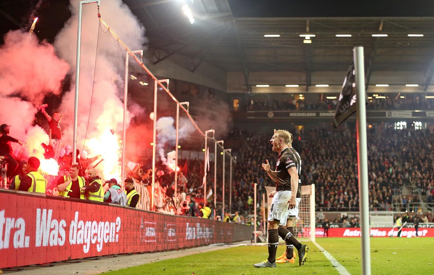 Der Jubel von Mats Möller Daehli nach dem Schlusspfiff vor der Pauli-Fankurve.