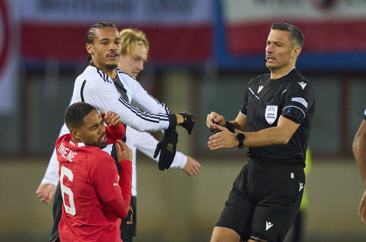 rote karte, Leroy SANE, DFB 19 fight against Phillipp Mwene, AUT 16 in the friendly match AUSTRIA - GERMANY 2-0 �STERREICH - DEUTSCHLAND Preparation for European Championships 2024 Germany ,Season 202 ...