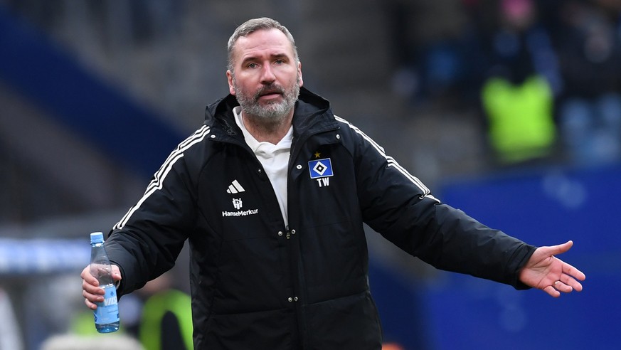 09.12.2023, Hamburg: Fußball: 2. Bundesliga, 16. Spieltag: Hamburger SV - SC Paderborn 07 im Volksparkstadion. Hamburgs Trainer Tim Walter gibt Anweisungen. Foto: Daniel Bockwoldt/dpa - WICHTIGER HINW ...