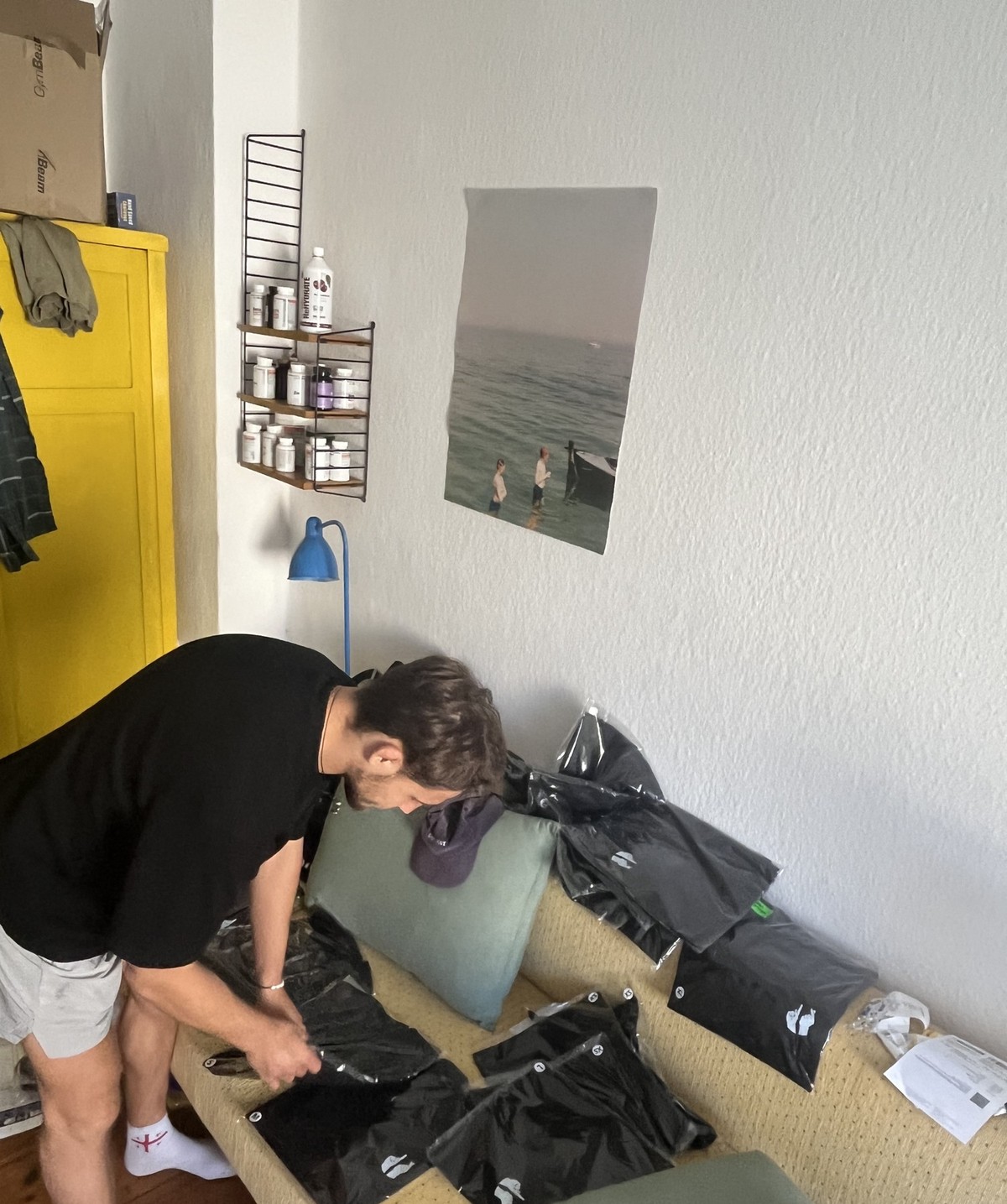 Wenn andere Pause machen, verschickt Niko Pakete mit seinem Merch.