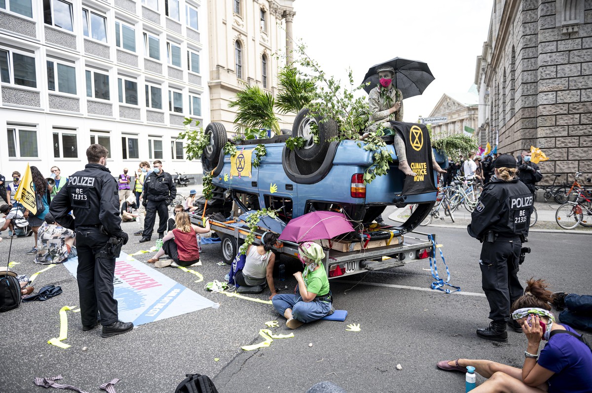 17.06.2020, Brandenburg, Potsdam: Demonstranten von Extinction Rebellion blockieren die Straße vor dem Hauptsitz des Verbandes der Automobilindustrie (VDA). Die Aktion lief am Tag der Fahrraddemo von ...