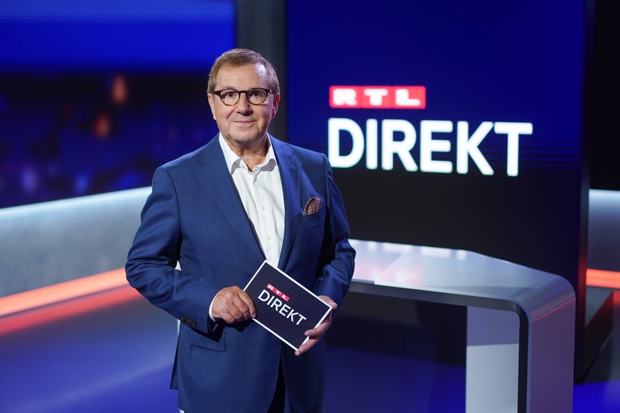 ARCHIV - 12.08.2021, Berlin: Der Moderator Jan Hofer steht im Studio der Nachrichtensendung