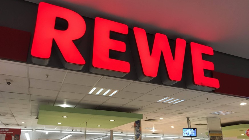 Logo der Supermarkt Kette Rewe an einer Filiale 02.04.2020 *** Logo of the supermarket chain Rewe at a branch 02 04 2020