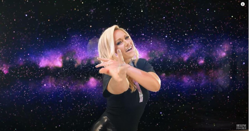 Helene Fischer performt in ihrem neuen Videoclip zu "Vamos a Marte" vor Weltraumkulisse.