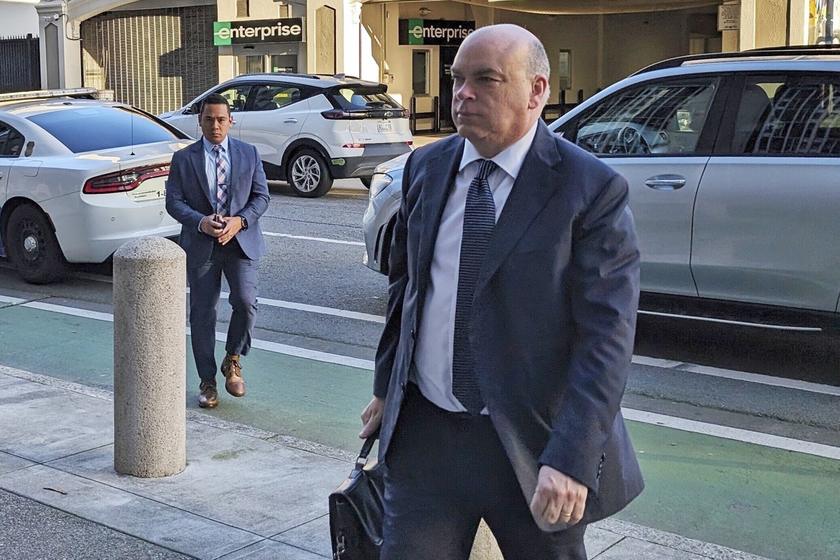 ARCHIV - 26.03.2024, USA, San Francisco: Autonomy-Chef Mike Lynch betritt das Bundesgericht in San Francisco für einen weiteren Tag eines Strafprozesses. Im jahrelangen Streit um Betrugsvorwürfe bei e ...