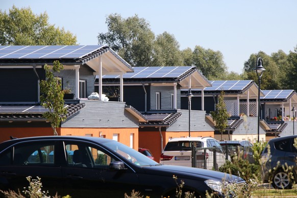 ARCHIV - Zwischen 7000 und 12 000 Euro kostet eine Solaranlage durchschnittlicher Größe laut Experten. Wer mehr Leistung braucht, braucht ein ausreichend großes Dach und mehr Geld. Foto: Nestor Bachma ...