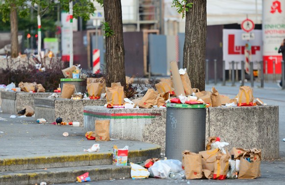 Vermüllte Innenstadt. Hier an der Hauptwche in Frankfurt am Main. Überwiegend Abfall aus der nahen Mc Donalds Filiale wird hier zurückgelassen.