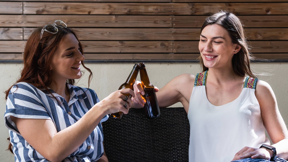freundinnen,anstoßen,bier trinken,befreundet,freund,freunde,freundin,freundschaft,anstossen,prosit,prost,prosten,zuprosten *** friends,toast,friend,toasts 539-j57 ,model released, Symbolfoto