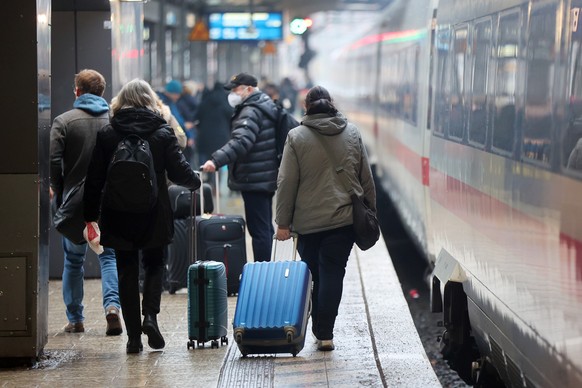 09.12.2023, Hamburg: Reisende sind Hauptbahnhof unterwegs. Nach dem Ende des Warnstreiks muss die Deutsche Bahn nicht nur den Schienenverkehr wieder anrollen lassen, sondern auch den Fahrplanwechsel a ...