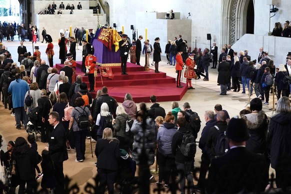 Der Sarg mit der Queen wurde in der Westminster Hall in London aufgebahrt.