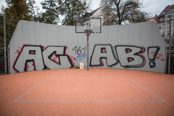 Graffiti am Connewitzer-Kreuz in Leipzig Nachdem in Sachsen die Soko LinX gegründet wurde, wurde am Connewitzer Kreuz unter Polizeischutz das Graffti auf dem Streetballplatz übermalt. Auf der grauen W ...