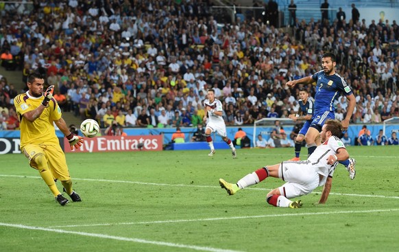 Mario Götze (in weiß) schießt Deutschland zum WM-Titel.