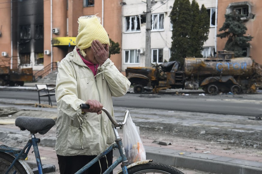 Eine ukrainische Frau weint, als sie von der russischen Besatzung ihrer Stadt Borodyanka, in der Nähe von Kiew, erzählt.