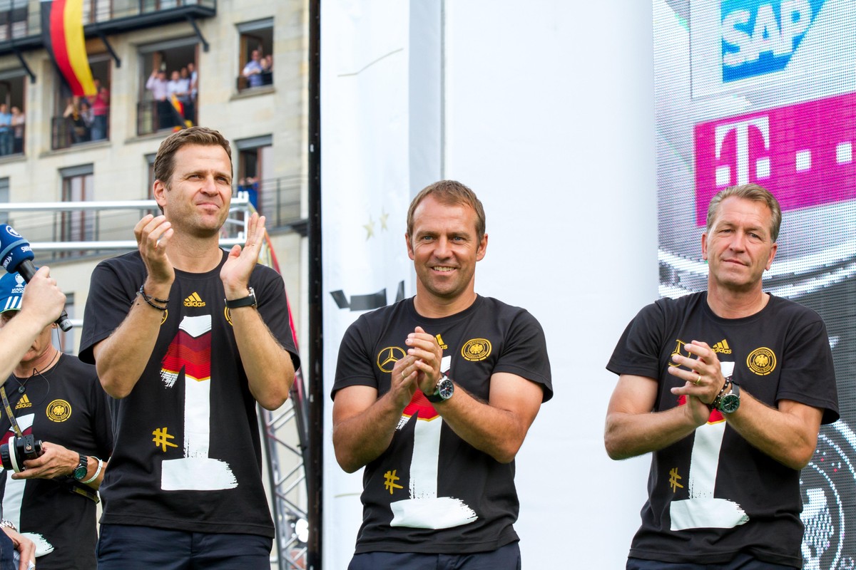 Oliver Bierhoff, Hans-Dieter &#039;Hansi&#039; Flick, Andreas Koepke beim Empfang der Deutschen Nationalmannschaft auf der WM-Fanmeile auf der Straße des 17. Juni vor dem Brandenburger Tor. Berlin, 15 ...