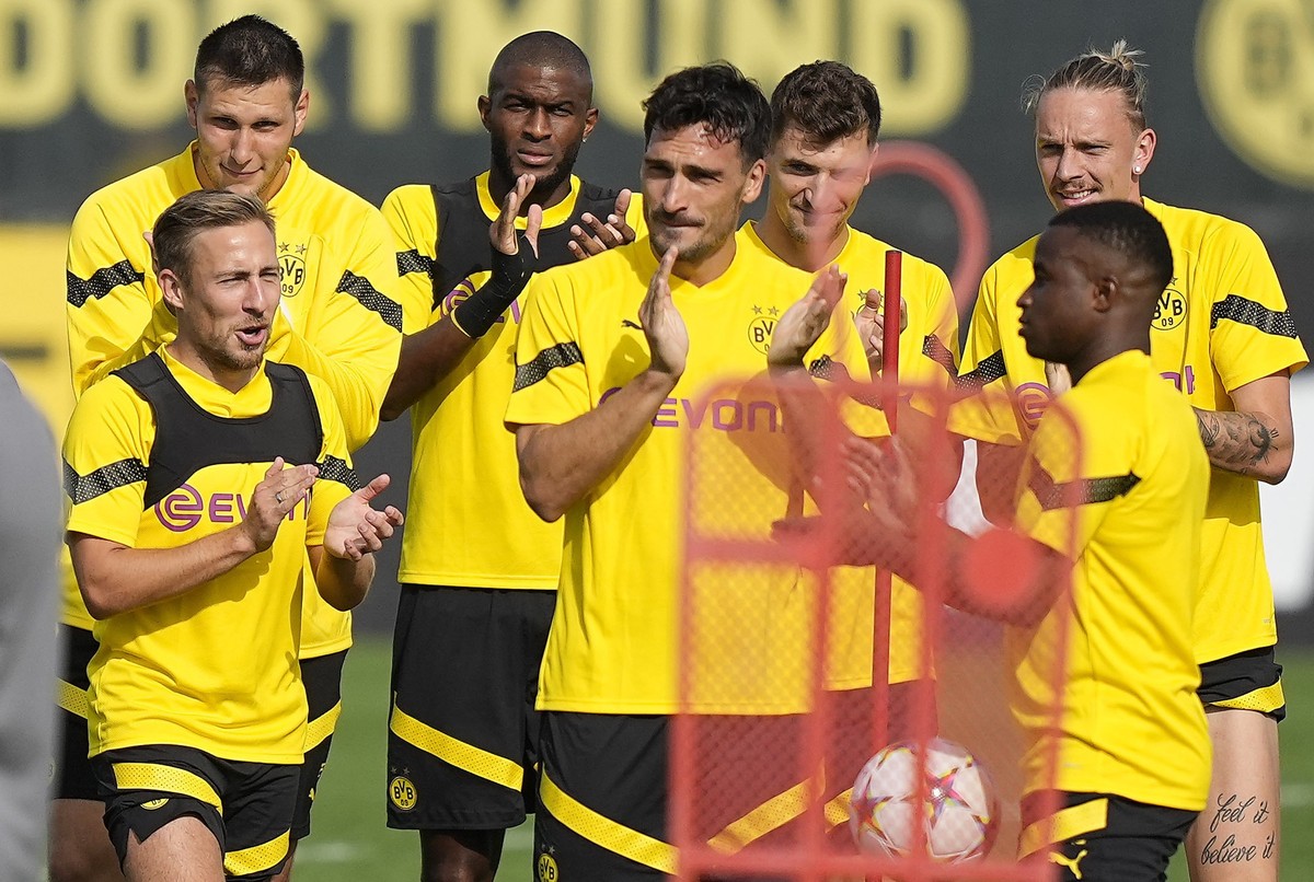 Dortmund's Felix Passlack, Niklas Suele, Anthony Modeste, Mats Hummels, Thomas Meunier, Youssoufa Moukoko and Marius Wolf, from left, clap hands during the final training session prior the Champi ...