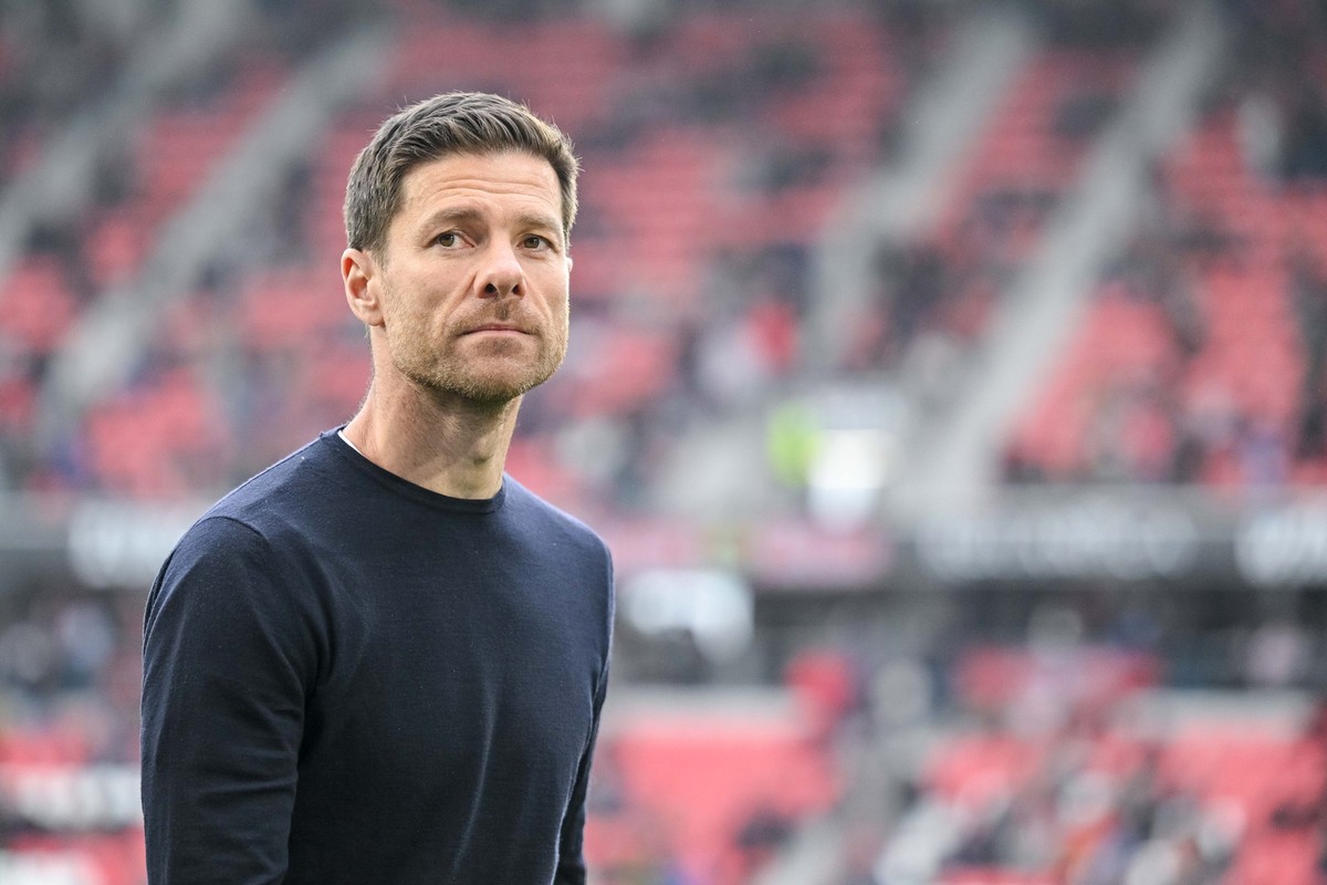 ARCHIV - 04.05.2025, Baden-Württemberg, Freiburg im Breisgau: Fußball: Bundesliga, SC Freiburg - Bayer Leverkusen, 32. Spieltag, Europa-Park Stadion. Leverkusens Trainer Xabi Alonso steht vor dem Spie ...