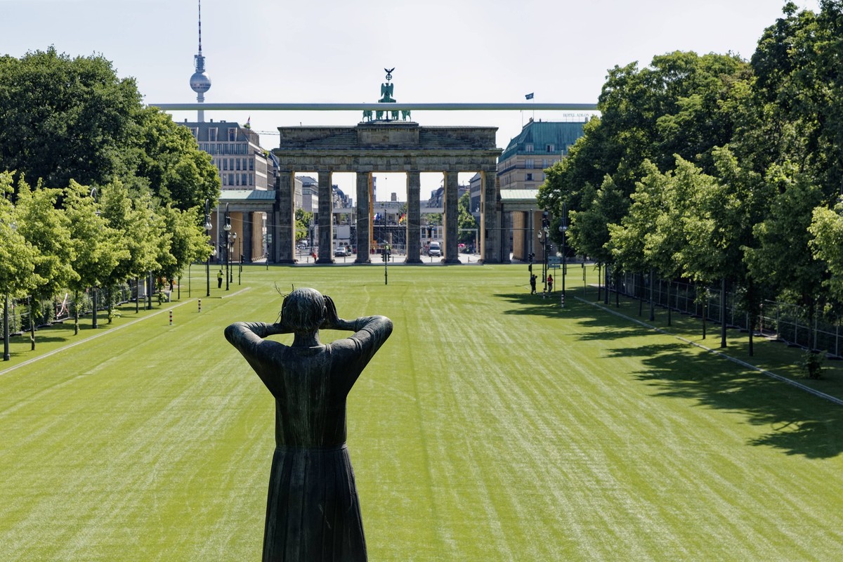 News Bilder des Tages Kunstrasen-Fanmeile zur Fußball-EM in Berlin 2024-05-26 Deutschland, Berlin - Riesige Kunstrasen-Fanmeile mit Public Viewing zur Fußball-Europameisterschaft 2024 im Berliner Tier ...