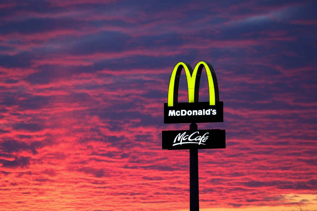 ARCHIV - 30.11.2020, Thüringen, Gera: Der Abendhimmel leuchtet hinter einem McDonald&#039;s-Logo. (zu dpa: «McDonalds kämpft weltweit mit Störung - Probleme auch in Deutschland») Foto: Jan Woitas/dpa- ...
