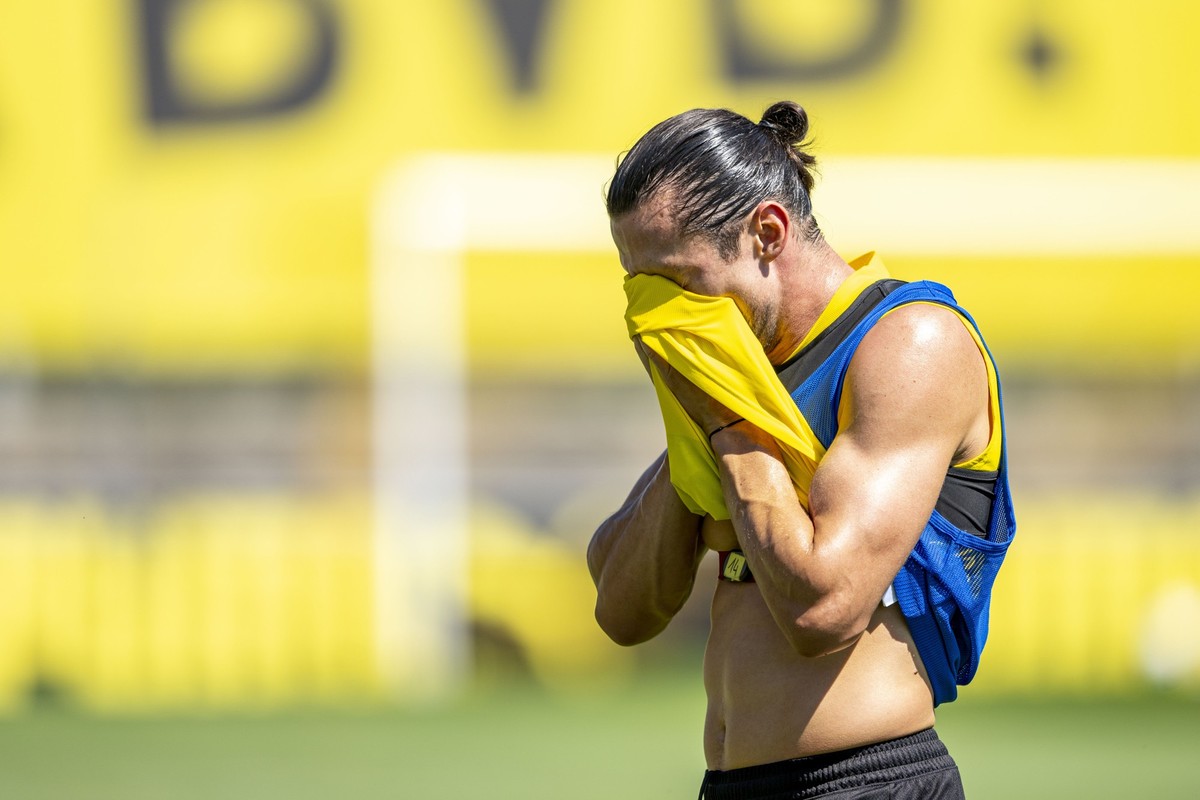 ARCHIV - 19.07.2022, Schweiz, Bad Ragaz: Fußball, Trainingslager von Borussia Dortmund, Tag 5: Nico Schulz wischt sich den Schweiß vom Gesicht. Der frühere Nationalspieler hat sich mit dem BVB auf ein ...
