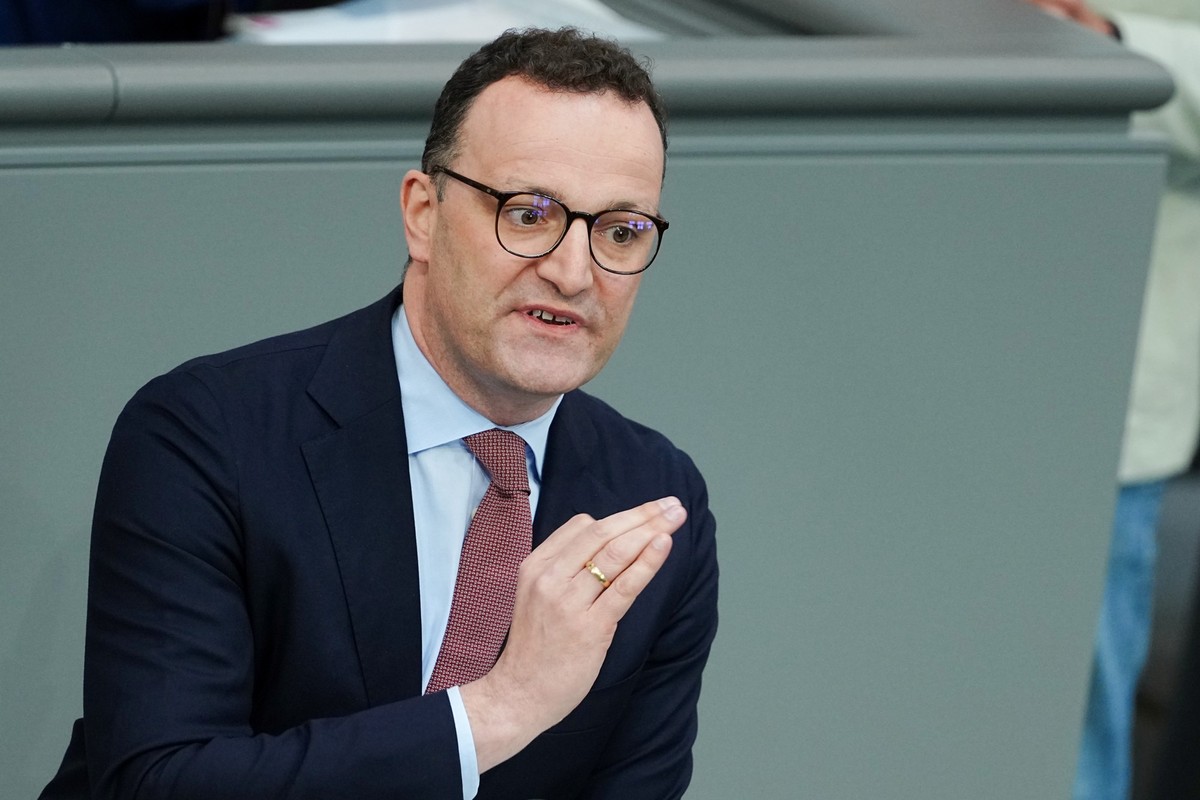 ARCHIV - 14.05.2025, Berlin: Jens Spahn, Fraktionsvorsitzender der CDU, spricht im Plenum des Bundestags. (zu dpa: �Spahn: Zerst�rung des iranischen Atomprogramms Chance f�r Frieden�) Foto: Kay Nietfe ...