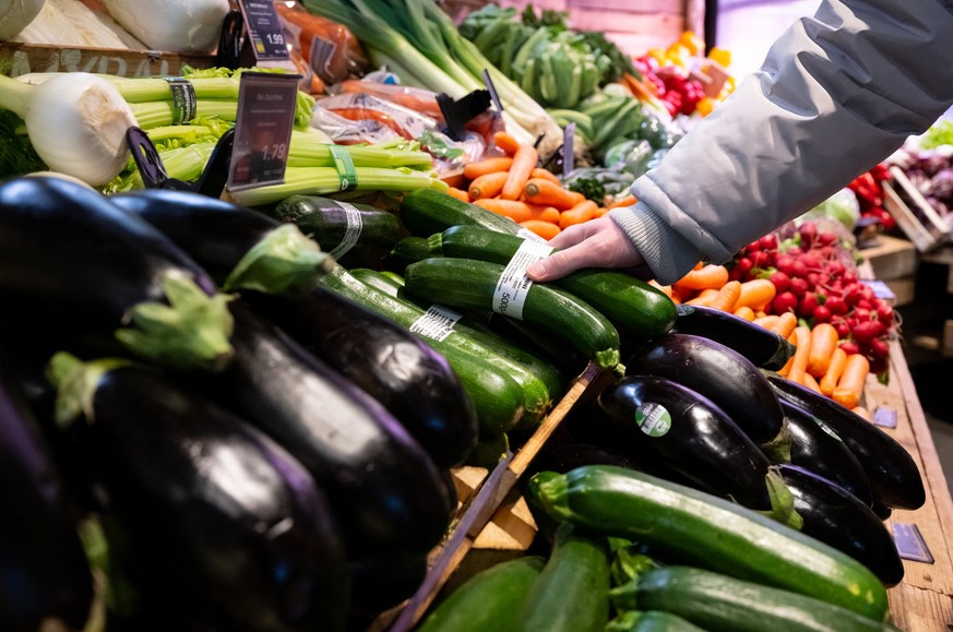 18.01.2023, Bayern, Neubiberg: Ein Mann steht in einem Supermarkt an einer Auslage in der Obst und Gem
