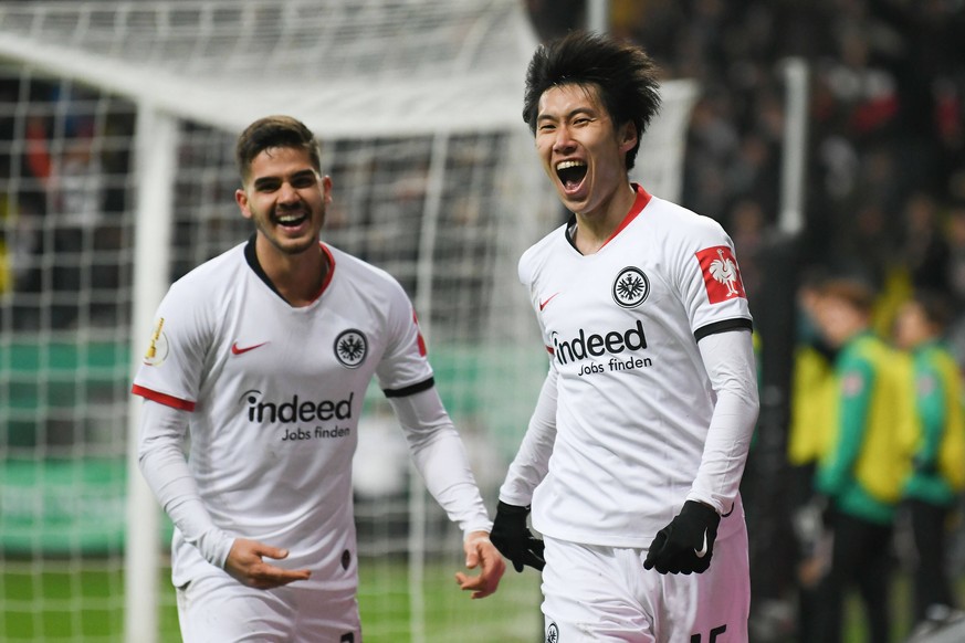 Beide Torschützen der Eintracht bejubeln den zweiten Treffer der SGE: Daichi Kamada (r.) und André Silva.
