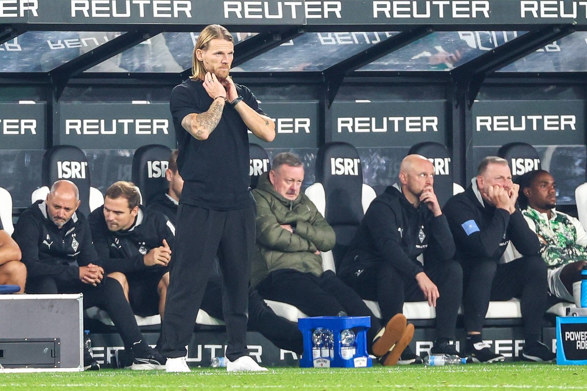 1. Bundesliga - Borussia M�nchengladbach - Eintracht Frankfurt am 27.09.2025 im Borussia-Park in M�nchengladbach Trainer Eugen Polanski Gladbach unzufrieden, entt�uscht, enttaeuscht, niedergeschlagen  ...