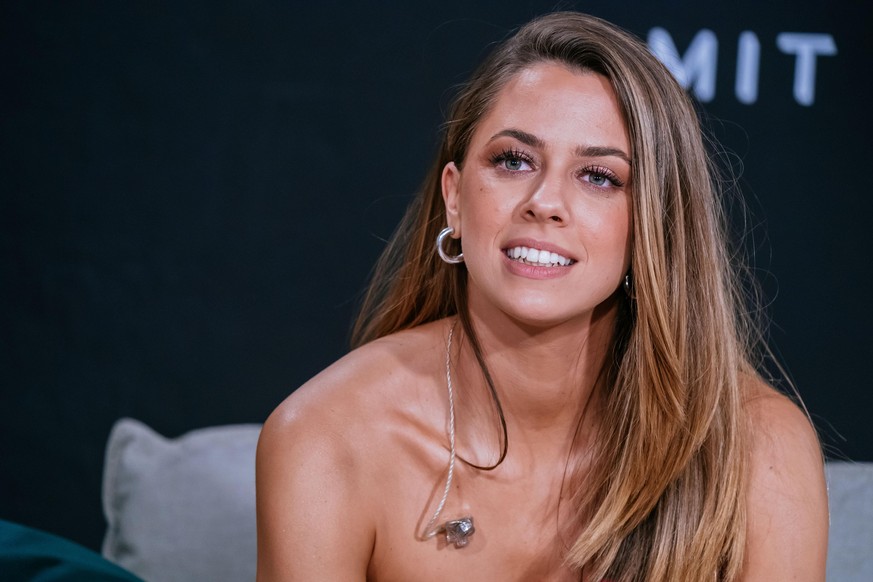 MUNICH, GERMANY - DECEMBER 06: Vanessa Mai is seen during the &quot;Staying home for Christmas with Vanessa Mai&quot; Twitch streaming event by Amazon on December 06, 2020 in Munich, Germany. (Photo b ...