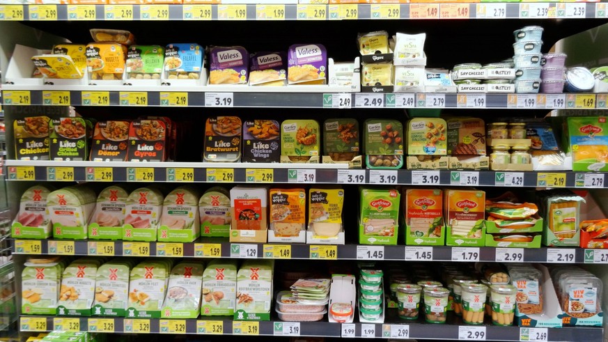 Foto Manuel Geisser 24.01.2023 Detailhandel Vegan Deutschland.Bild : Vegetarische Lebensmittel . Vegane Topseller. Fleischersatz Artikel *** Photo Manuel Geisser 24 01 2023 Retail Vegan Germany Pictur ...