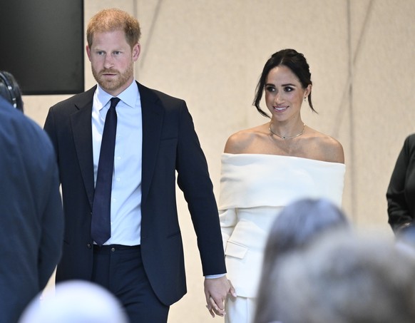 10.10.2023, USA, New York: Der britische Prinz Harry, Herzog von Sussex, und Meghan, Herzogin von Sussex, nehmen zum Welttag für psychische Gesundheit am Elterngipfel &quot;Mentales Wohlbefinden im di ...