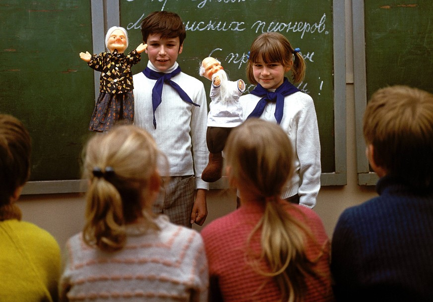 Du kommst aus der DDR? Dann sind hier 25 Alltags-Fotos aus deiner Kindheit