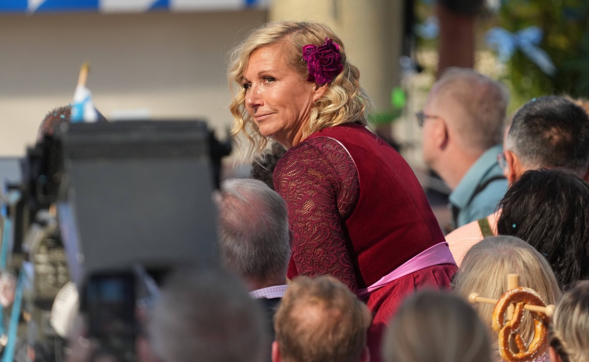 ZDF - Fernsehgarten Andrea Kiwi Kiewel in der Unterhaltungsshow ZDF Fernsehgarten am 24.09.2023 in Mainz. Mainz ZDF Fernsehgarten Rheinland-Pfalz *** ZDF Fernsehgarten Andrea Kiwi Kiewel in the entert ...