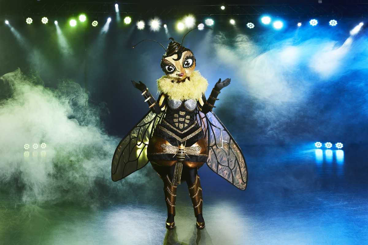 HANDOUT - 29.09.2020, Nordrhein-Westfalen, K�ln: Die Figur �Die Biene� steht in der Prosieben-Show �The Masked Singer� auf der B�hne. Die neue Staffel des Gesangswettbewerbs beginnt am 20.10.2020 bei  ...