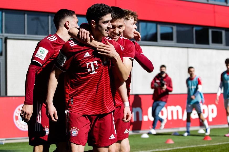 DFB Junioren Pokal FC Bayern Muenchen U19 - VfB Stuttgart U19 13.03.2022 Jubel der kleinen Bayern nach dem Treffer zum 1-0 durch Grant-Leon Ranos FCB 25 *** DFB Junior Cup FC Bayern Muenchen U19 VfB S ...