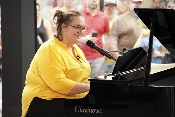 Während Kandidatin Tamara am Klavier spielt und singt, kommen die Juroren ganz nah: Keine gute Idee...
