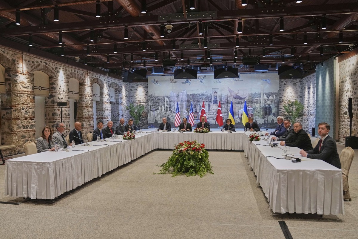 16.05.2025, Türkei, Istanbul: Delegationen aus den USA (l), unter der Leitung von US-Außenminister Marco Rubio (4.v.l), der Türkei (M), unter der Leitung des türkischen Außenministers Hakan Fidan (M), ...