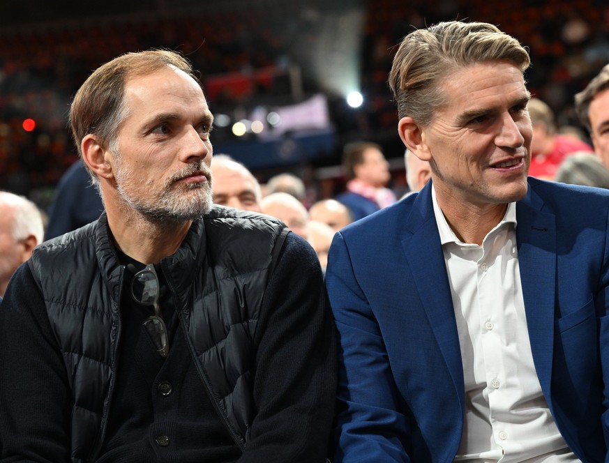 12.11.2023, Bayern, München: Fußball: Bundesliga, Jahreshauptversammlung des FC Bayern München. Trainer Thomas Tuchel (l) und Sportdirektor Christoph Freund verfolgen die Jahreshauptversammlung. Foto: ...