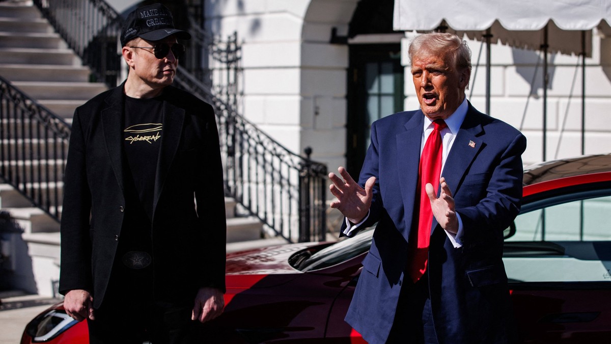 DC: President Trump views Tesla vehicles in Front of The White House President Donald Trump speaks in front of a Tesla Model S with Elon Musk, Tesla CEO and Senior Advisor to the President of the Unit ...