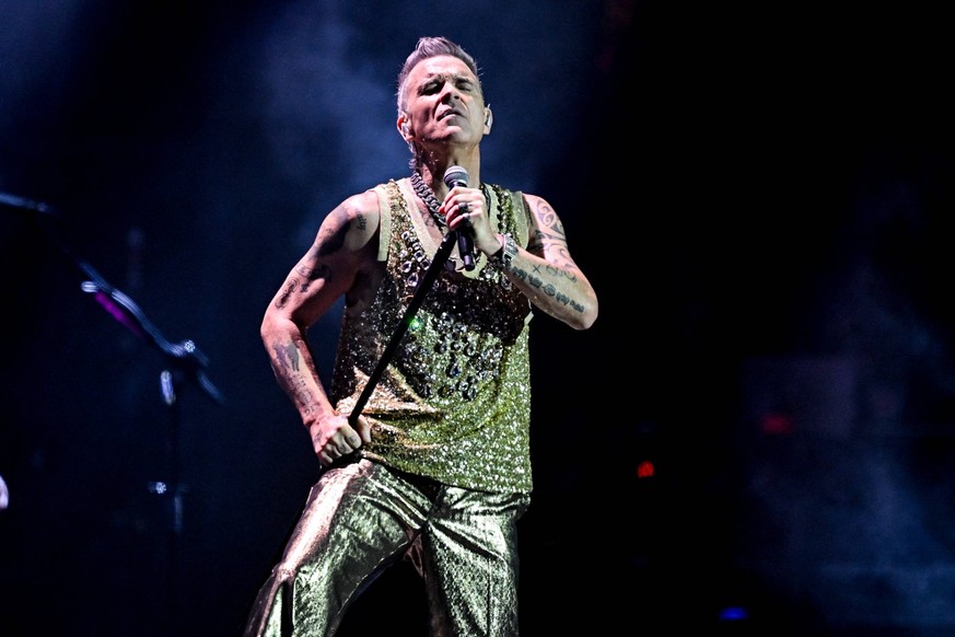 Vieilles Charrues - Robbie Williams Robbie Williams performing live on stage during festival Les Vieilles Charrues in Carhaix, France on July 13, 2023. Photo by ABACAPRESS.COM Carhaix France PUBLICATI ...