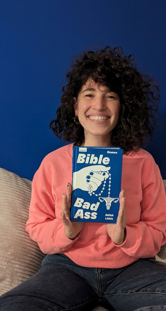Edith Löhle mit Buch Bible Bad Ass