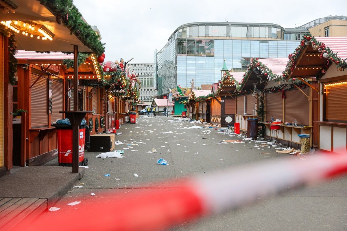 21.12.2024, Sachsen-Anhalt, Magdeburg: Weihnachtsmarktbuden stehen hinter einer Absperrung auf dem Weihnachtsmarkt. Am Vorabend war ein Autofahrer auf dem Magdeburger Weihnachtsmarkt in eine Menscheng ...